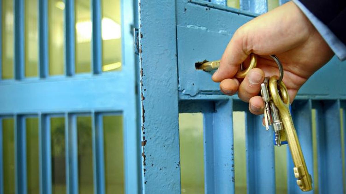 Officer locks jail door