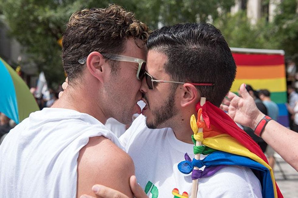 Orlando keeps kissing