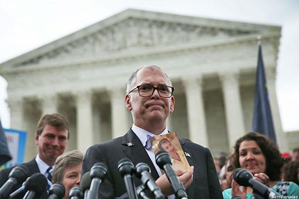 Outsidethecourt018_0