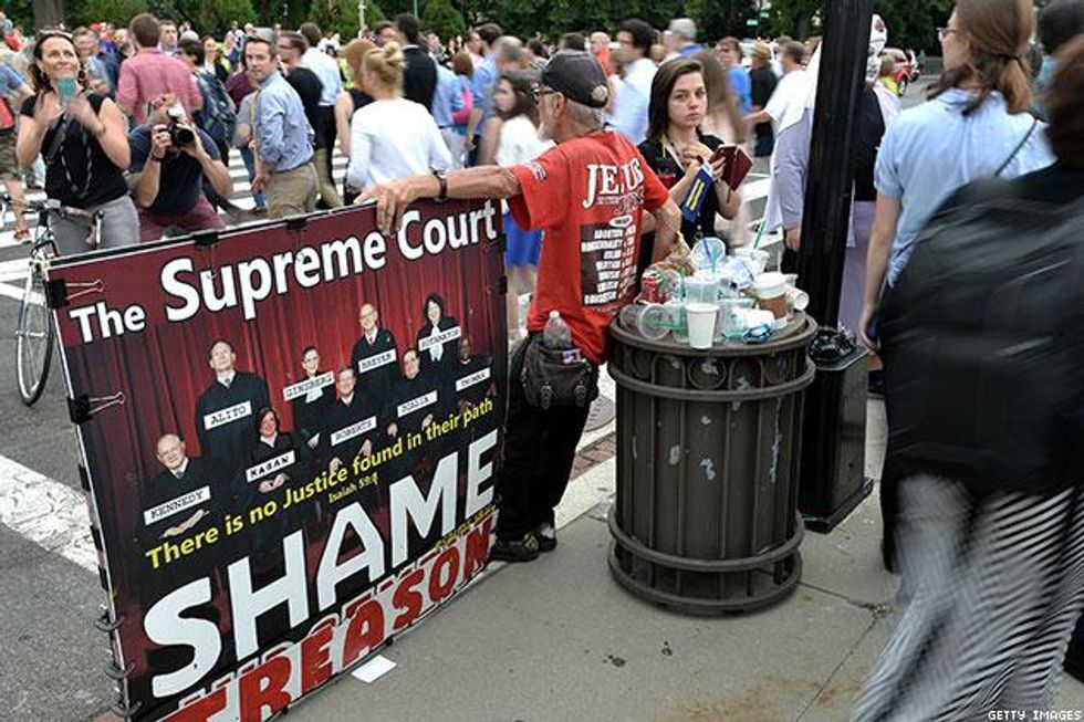 Outsidethecourt022_0