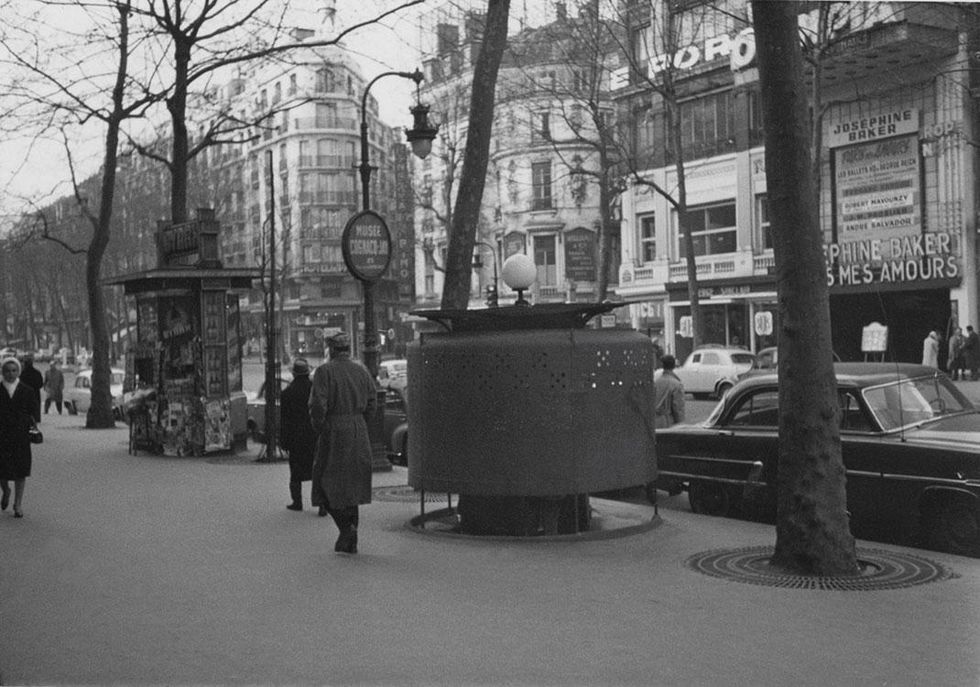 Paris, 1959. Pissoir, Boulevard des Capucines. \u00a9 Marc martin collection