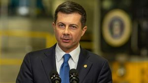 Pete Buttigieg blasts Trump's rant against air traffic controllers and the Biden administration