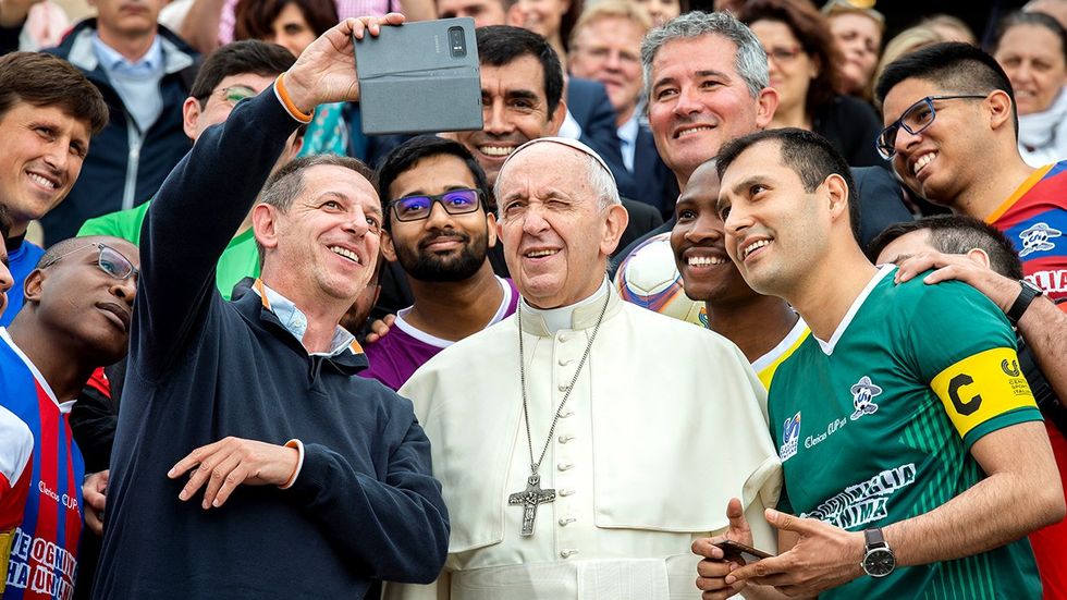 Pope Francis Crowd Cell Phone Selfie