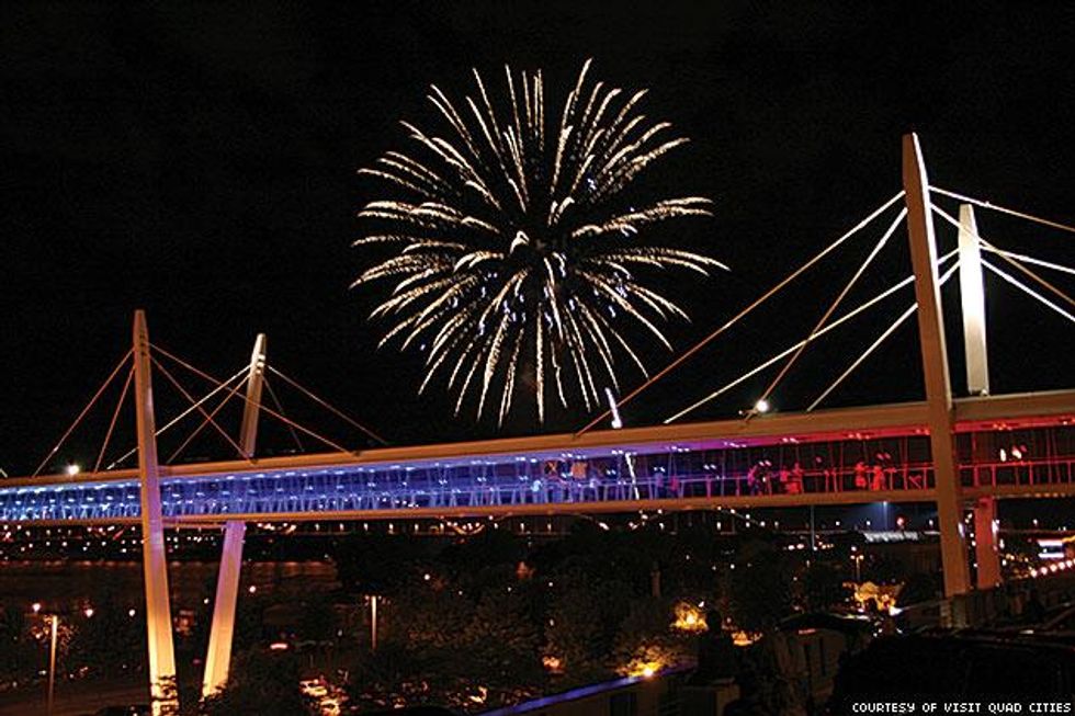 Qcities_skybridgefireworks_devenportx633_0