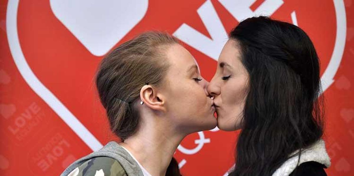 1200px x 598px - Lesbian Couple Grateful to Be 1st to Legally Wed in Northern Ireland