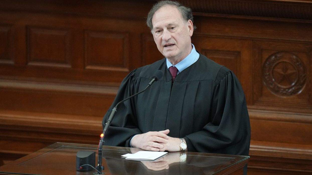 samuel alito standing at a lectern