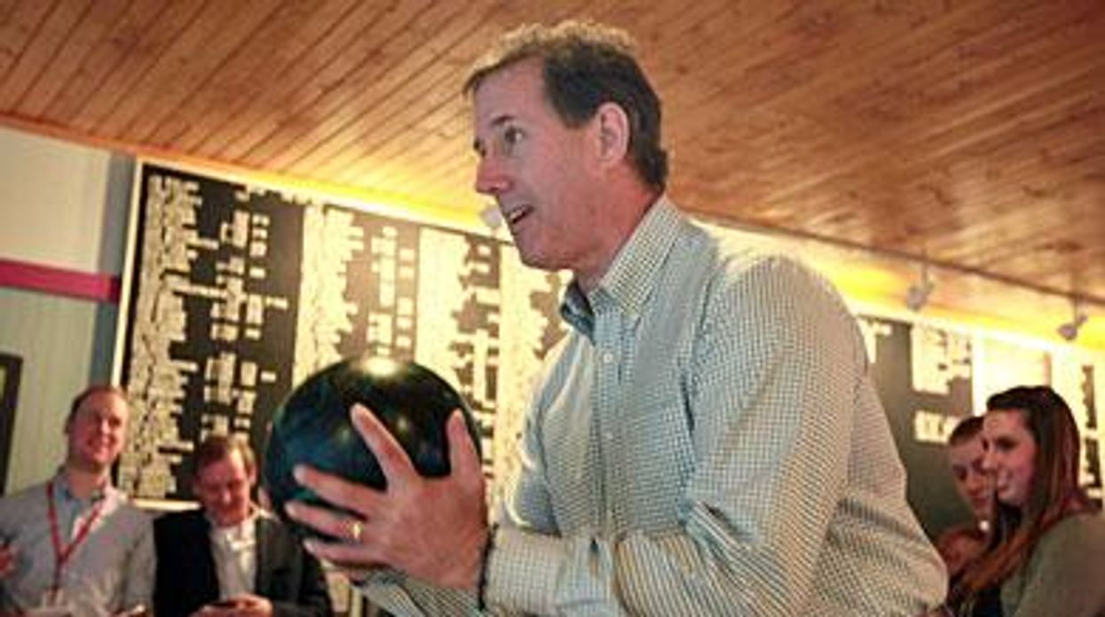 Santorum_bowlingx390