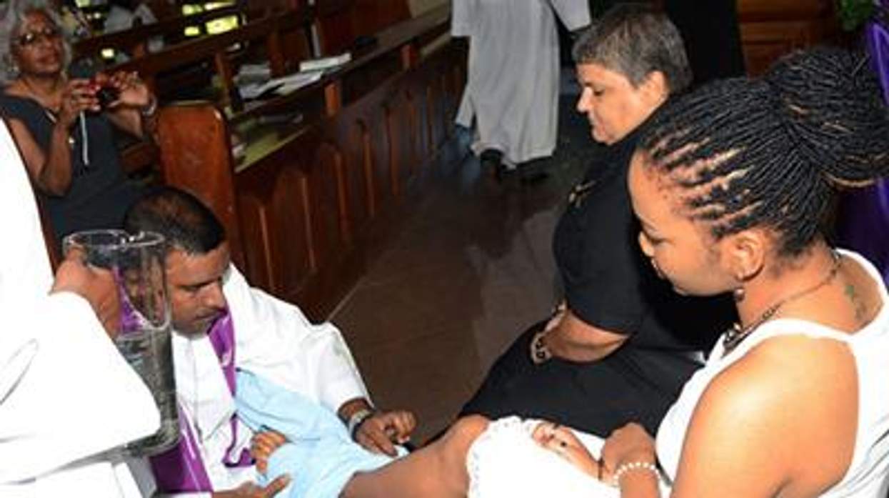 Sean-major-campbell-washes-feet-x400