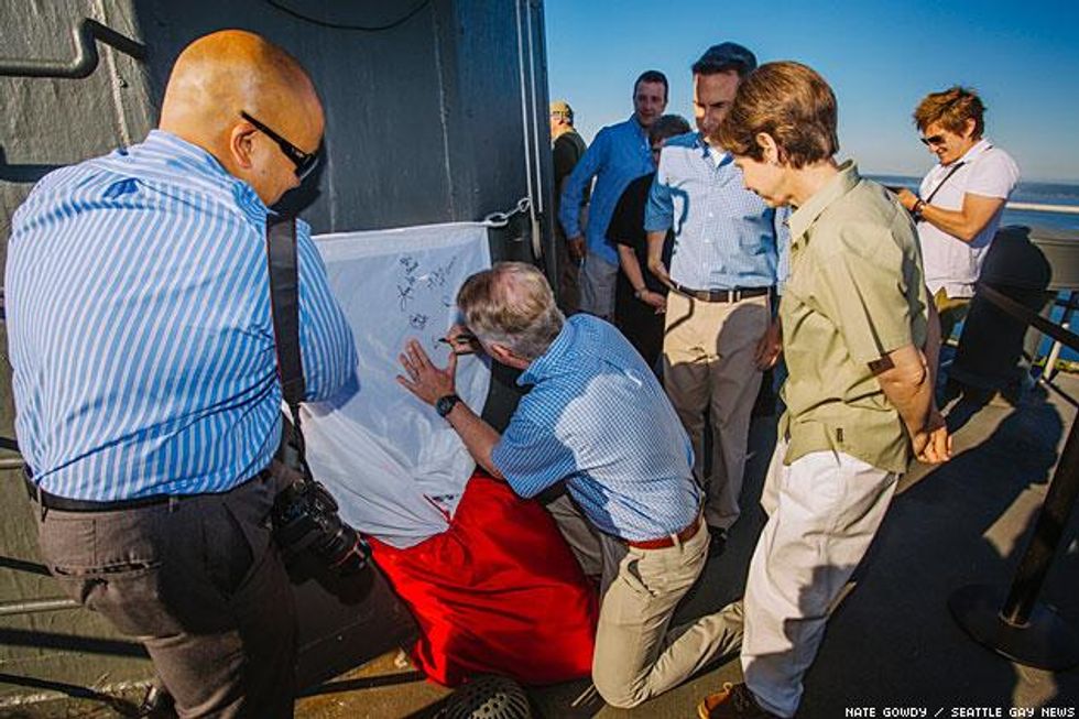 Signing_space-needle-by-nate-gowdyx633_0