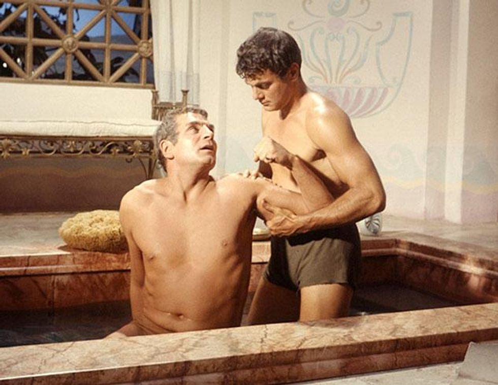 Spartacus-laurence-olivier-gay-bath-tony-curtisx633
