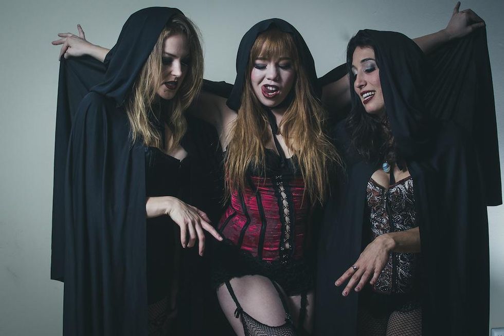 Teena_pugliese_right_to_left_-_vanda_mystere