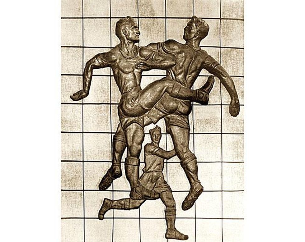 The-football-players-1955x633_0