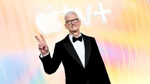 Apple CEO Tim Cook steps down