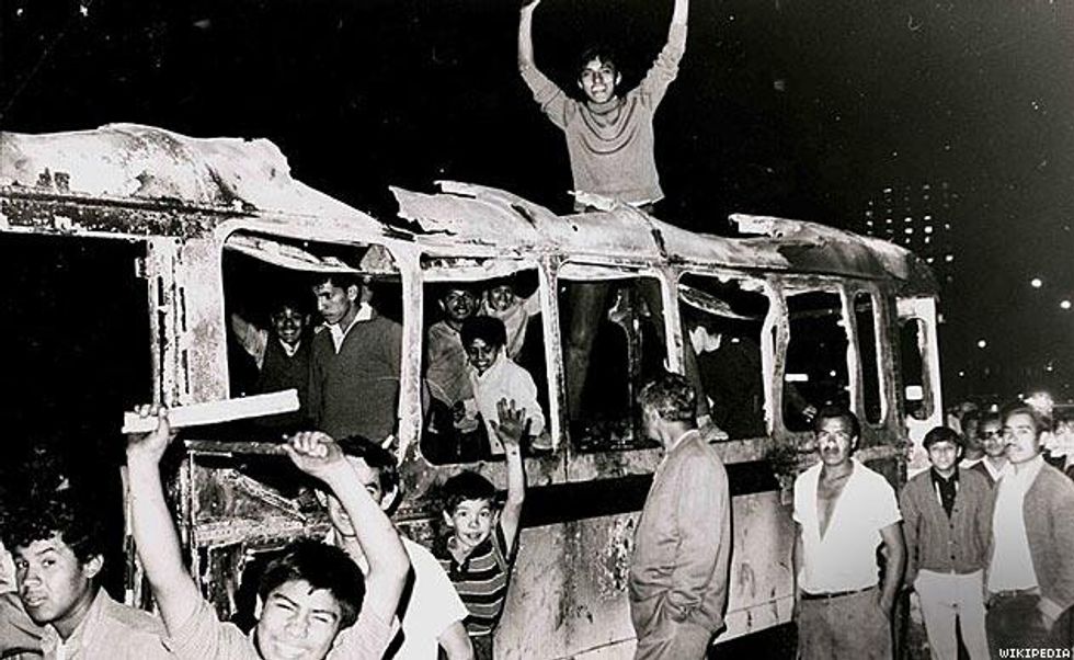 Tlatelolco_burnedbusx633_0