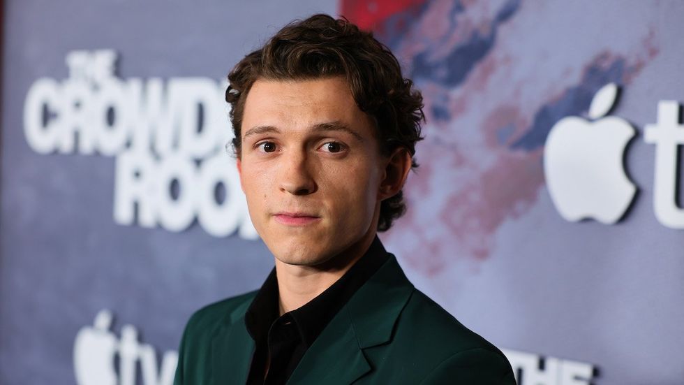 980px x 551px - Tom Holland's Gay Sex Scene in 'The Crowded Room' Defended by Fans