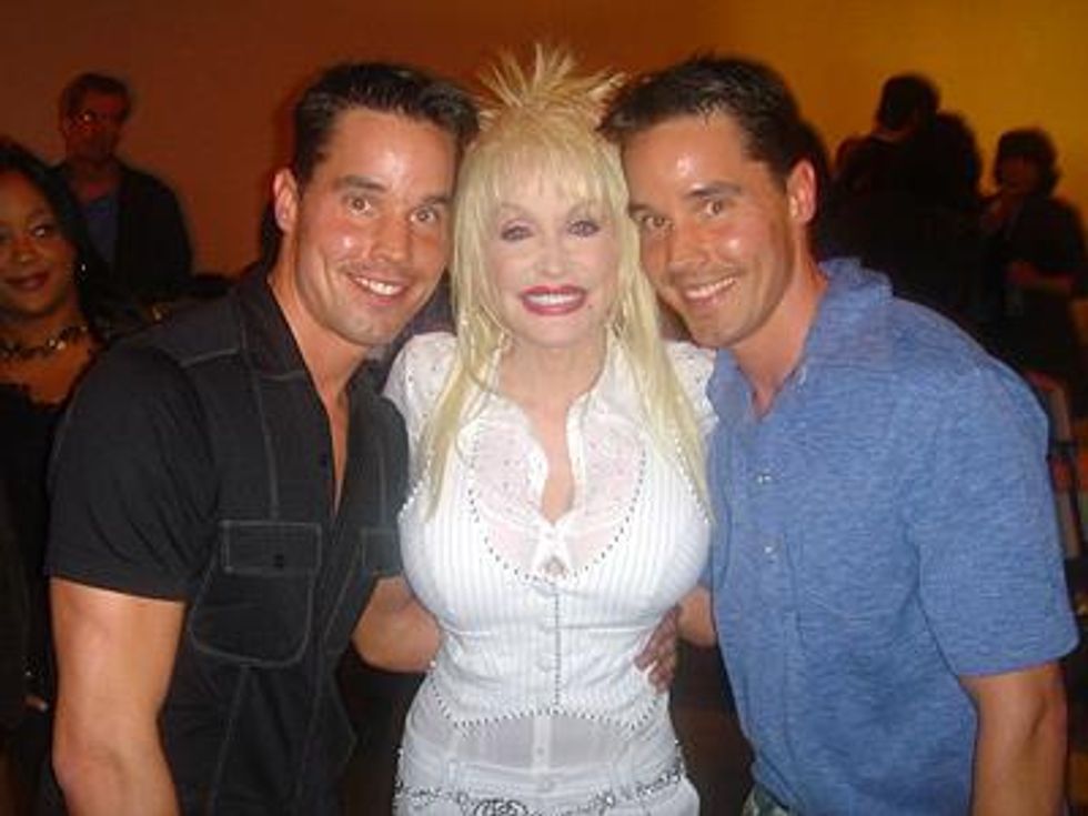 Twins_dolly_twinsx400