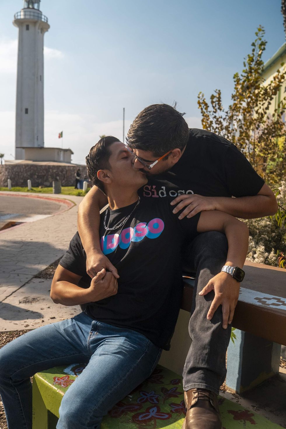 Two men kiss at Besoton Sidoso Internacional
