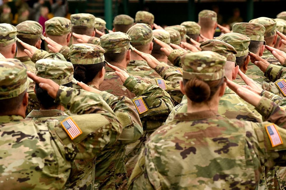 USA soldiers giving salute