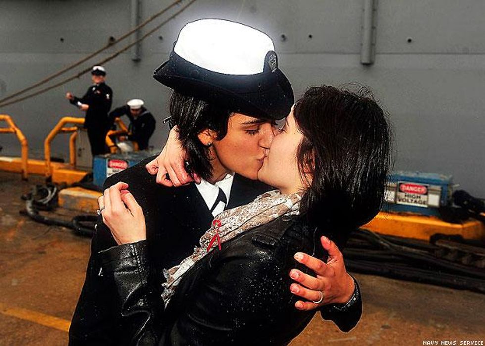 Uss_oak_hill-first_kissx633_0