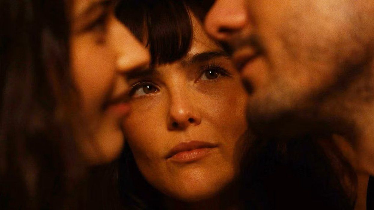 Zoey Dutch in a film still from The Threesome