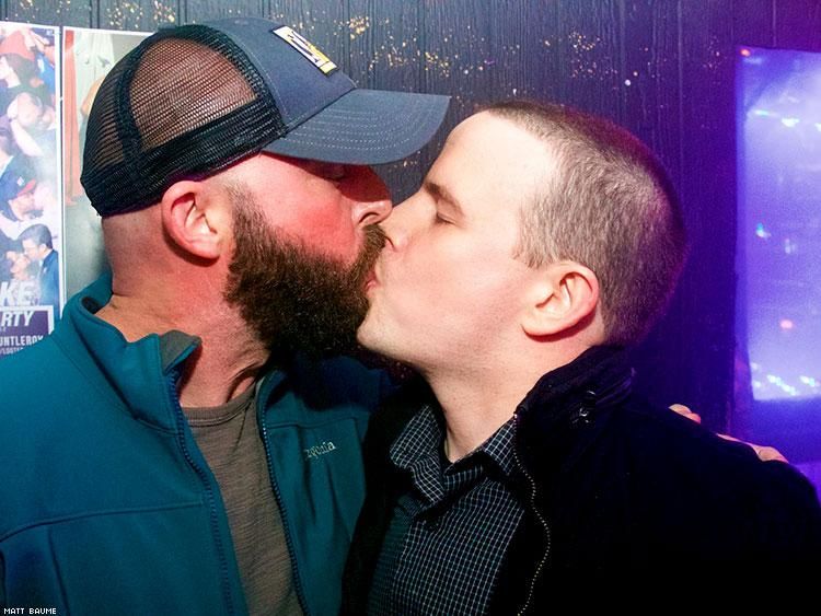 57 Photos Of A Mass Make Out Party
