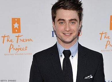 Daniel Radcliffe Accepts Hero Award, Dedicates It to Suicide Prevention Volunteers
