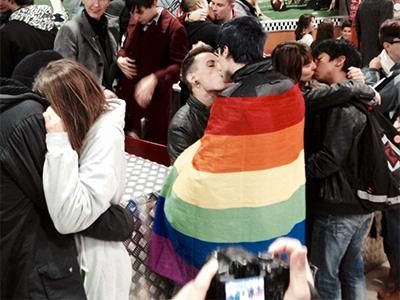 PHOTOS: Activists Stage Kiss-In at Spanish Burger King That Ejected Gay Couple
