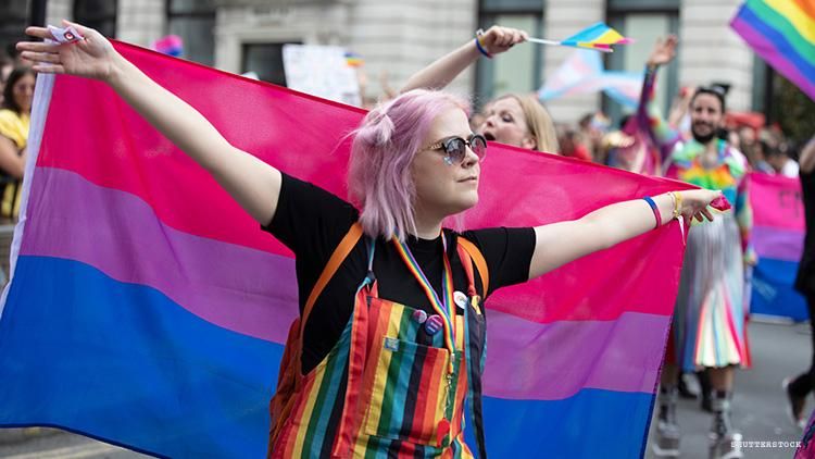 person med biseksuelt flag