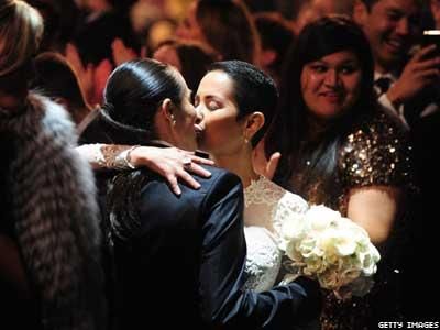 WATCH: Couples Pledge 'Same Love' at Grammys
